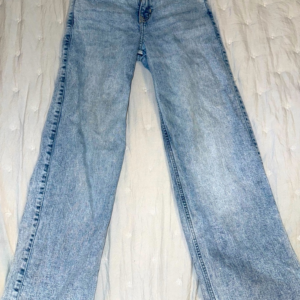 Cute high-rise wide leg jeans only worn a few times.
